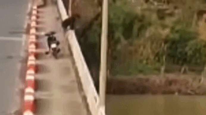 Người đàn ông nhảy xuống sông Sêrêpốk kêu cứu và mất tích trong dòng nước xiết - Ảnh 1.