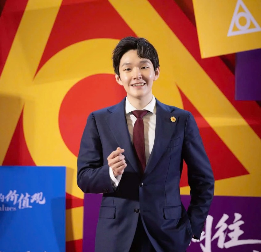 Tỷ phú giàu hơn Donald Trump, CEO Starbucks sau 1 đêm: Thạc sĩ Thanh Hoa, 24 tuổi làm ông chủ tập đoàn dược phẩm lớn nhất châu Á - Ảnh 1.