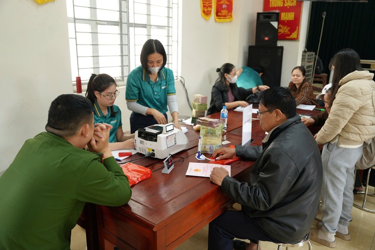 Nhiều người dân nhận tiền đền bù tại siêu dự án 925.000 tỷ do Vingroup của tỷ phú Phạm Nhật Vượng đầu tư- Ảnh 2.