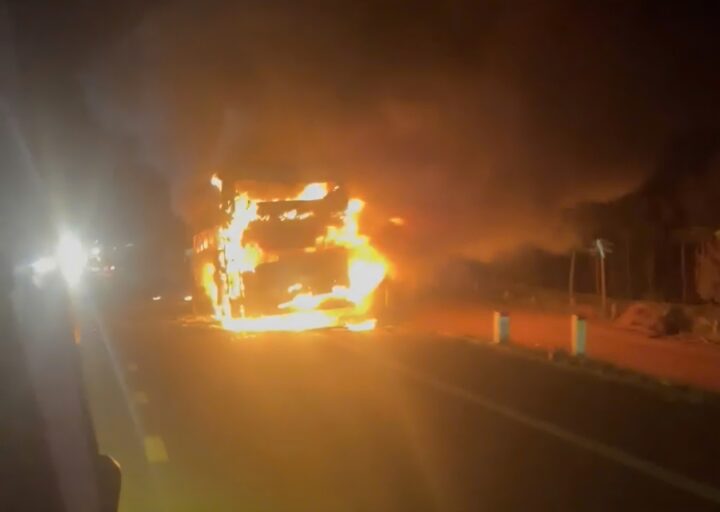 Xe khách giường nằm cháy dữ dội Sau khi nổ lốp tại Đắk Lắk đêm 1 - 3 - Ảnh 1.