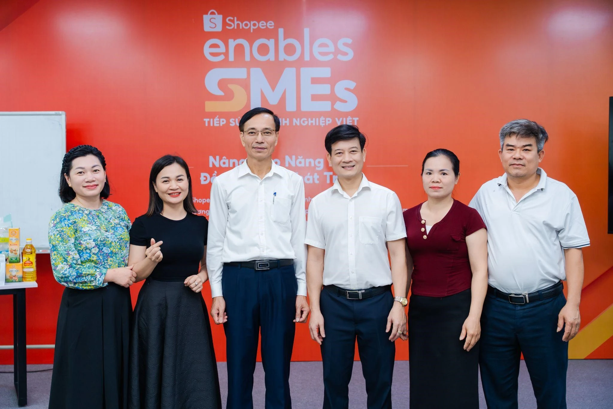 Ông Lê Trung Phước – Giám đốc Sở Công Thương tỉnh Hà Tĩnh (thứ ba từ trái qua) và ông Lê Xuân Từ – Phó Giám đốc Sở (cạnh ông Phước) đồng hành cùng nhà bán trong 3 ngày đào tạo.