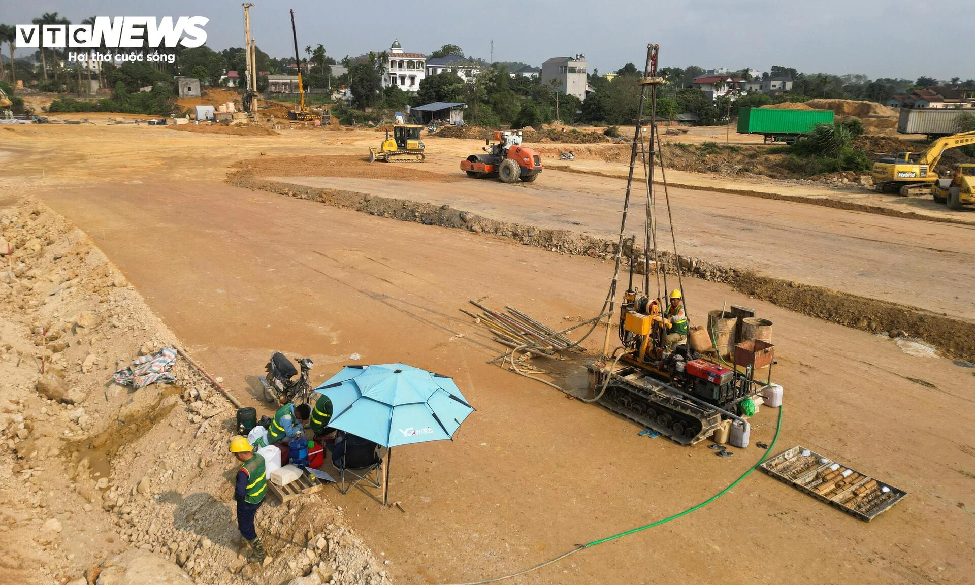 Công trường cao tốc 5 . 200 Tỷ đồng kết nối Đại lộ Thăng Long và Hà Nội - hòa bình - Ảnh 9. Công trường cao tốc 5 . 200 Tỷ đồng kết nối Đại lộ Thăng Long và Hà Nội - hòa bình - Ảnh 9.