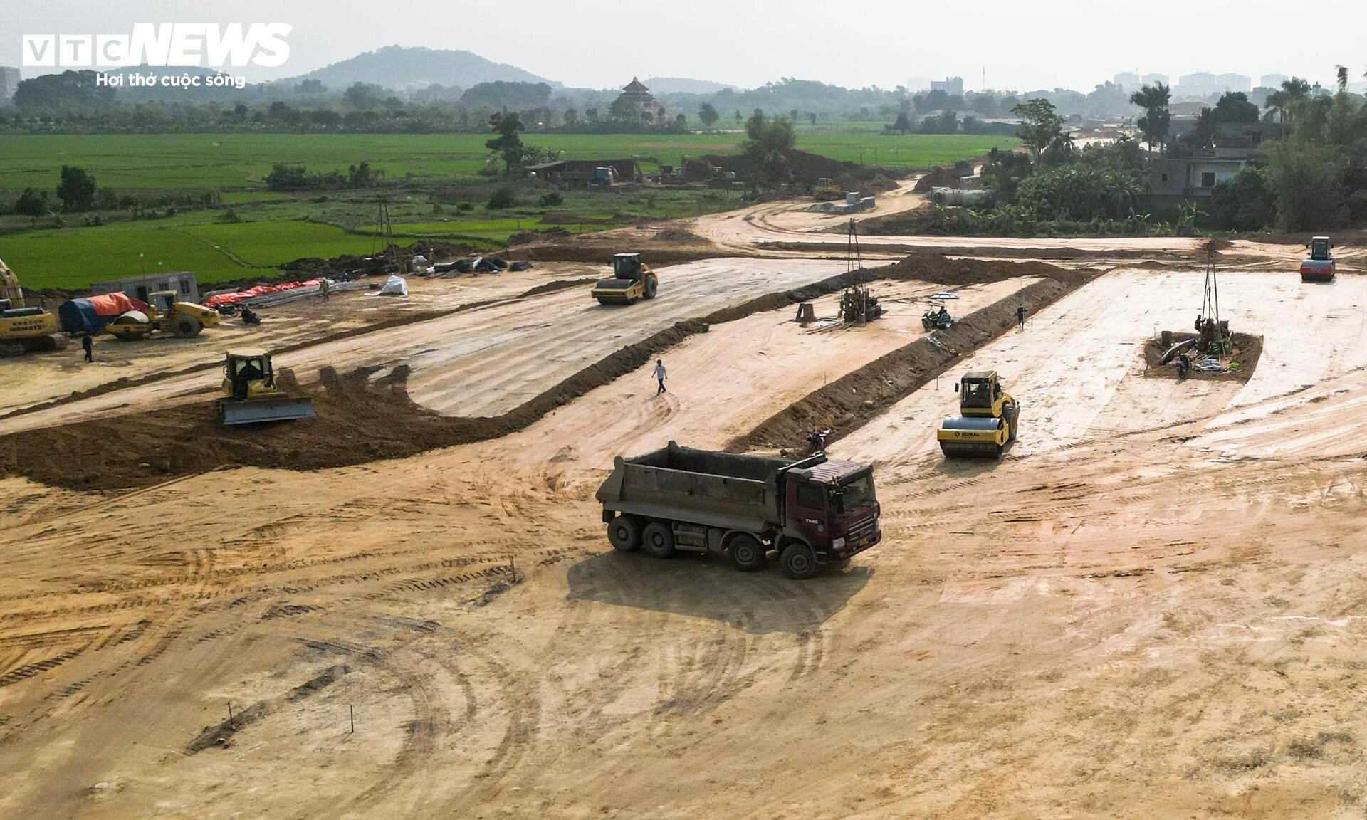 Công trường cao tốc 5 . 200 Tỷ đồng kết nối Đại lộ Thăng Long và Hà Nội - hòa bình - Ảnh 7. Công trường cao tốc 5 . 200 Tỷ đồng kết nối Đại lộ Thăng Long và Hà Nội - hòa bình - Ảnh 7.