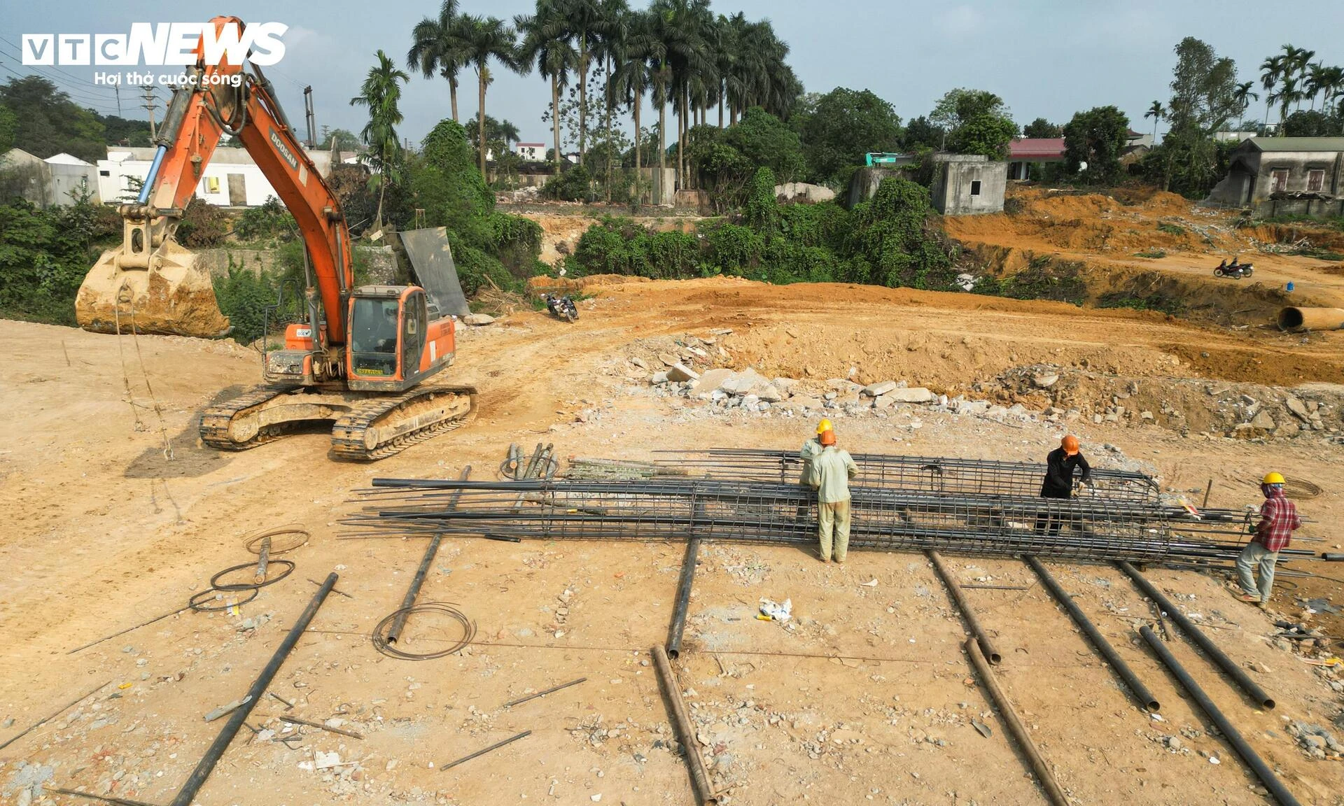 Công trường cao tốc 5 . 200 Tỷ đồng kết nối Đại lộ Thăng Long và Hà Nội - hòa bình - Ảnh 8. Công trường cao tốc 5 . 200 Tỷ đồng kết nối Đại lộ Thăng Long và Hà Nội - hòa bình - Ảnh 8.