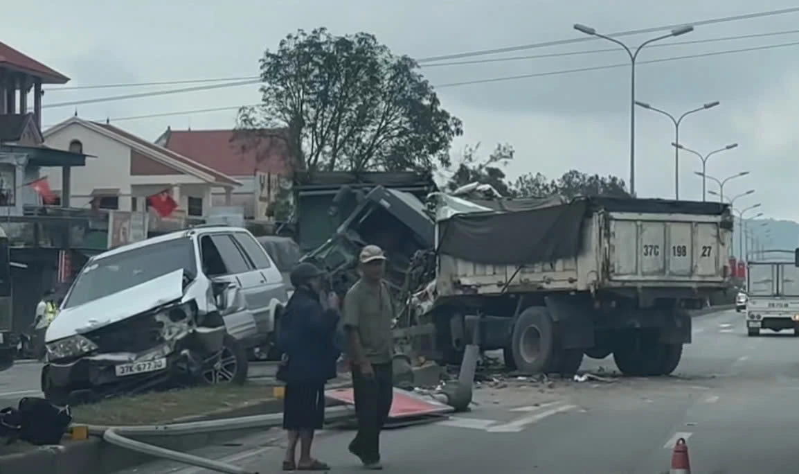 Tài xế xe tải tử vong trong vụ tai nạn liên hoàn trên quốc lộ 1 ngày 22 - 3 - Ảnh 1.