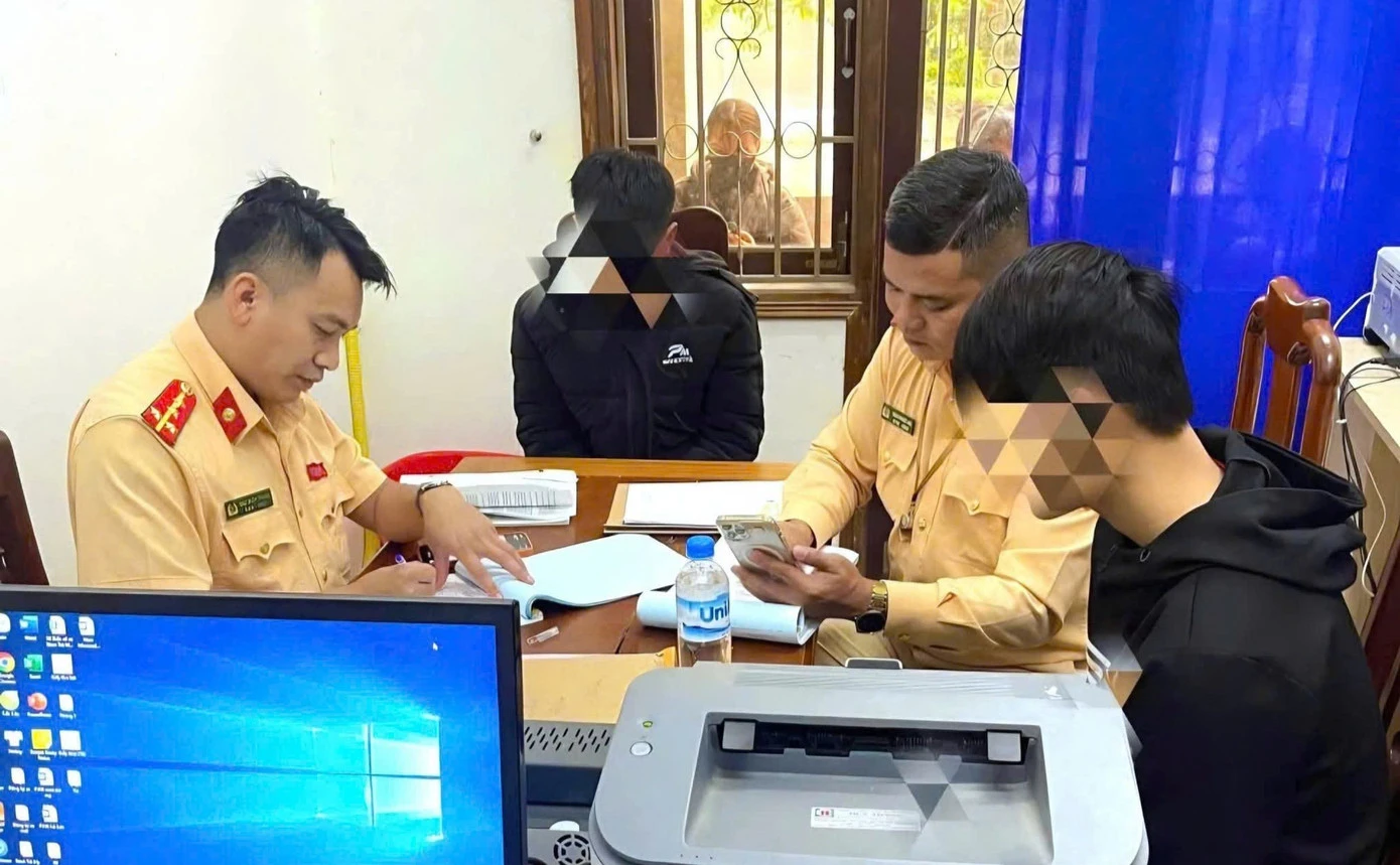 Xử phạt nam sinh quay clip khi lái xe: Hành vi nguy hiểm cần chấm dứt - Ảnh 2.