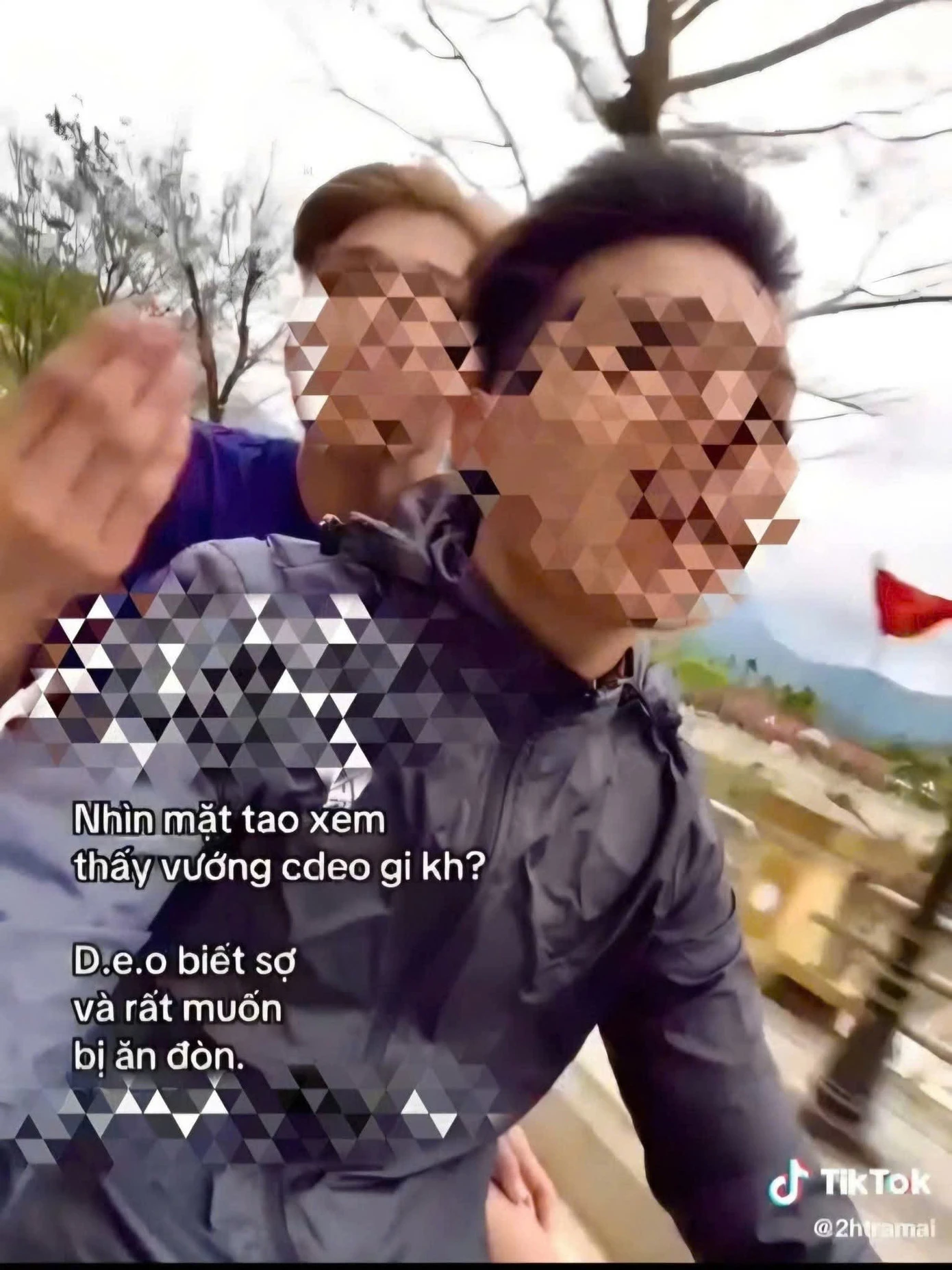 Xử phạt nam sinh quay clip khi lái xe: Hành vi nguy hiểm cần chấm dứt - Ảnh 1.