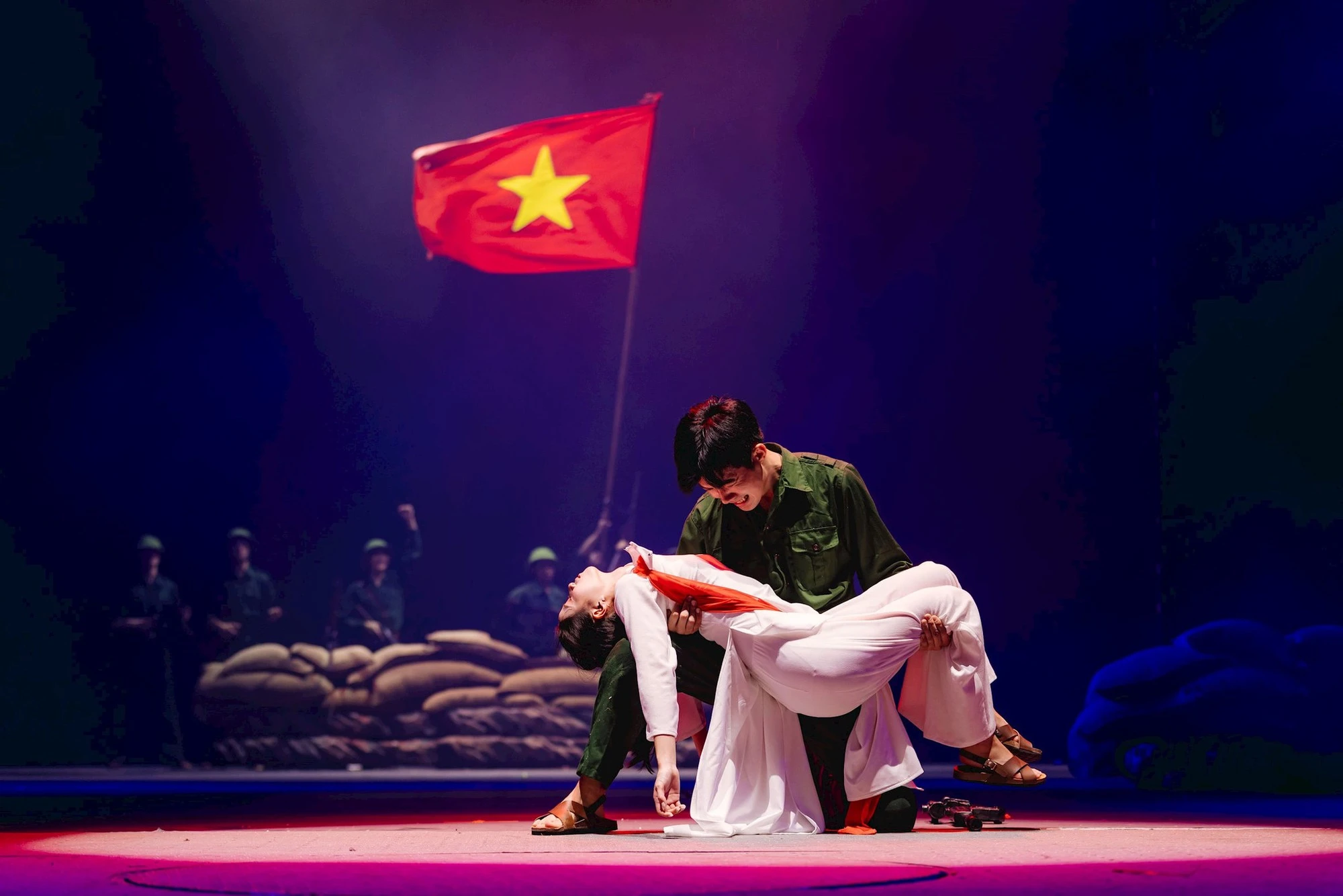 Xem “kỳ quan” tái hiện 4.000 năm lịch sử VN của tỷ phú Phạm Nhật Vượng, NSƯT Quang Thắng ao ước làm 1 việc - Ảnh 2.