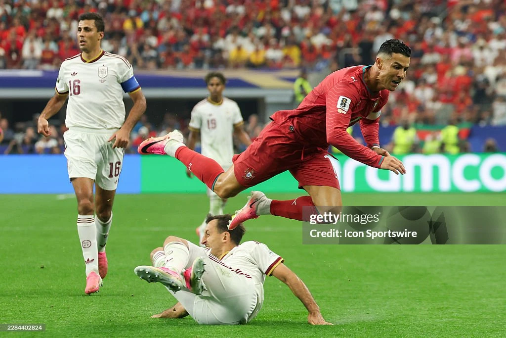 Nhận điểm số thấp gần nhất đội, Ronaldo “tội nghiệp” ra sao trong ngày chia tay World Cup? - Ảnh 2.
