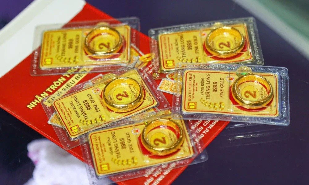 Giá vàng hôm nay 8/7 tiếp tục sụt giảm, vàng nhẫn "bay" tiền triệu - Ảnh 1. Giá vàng hôm nay 8/7 tiếp tục sụt giảm, vàng nhẫn "bay" tiền triệu - Ảnh 1.