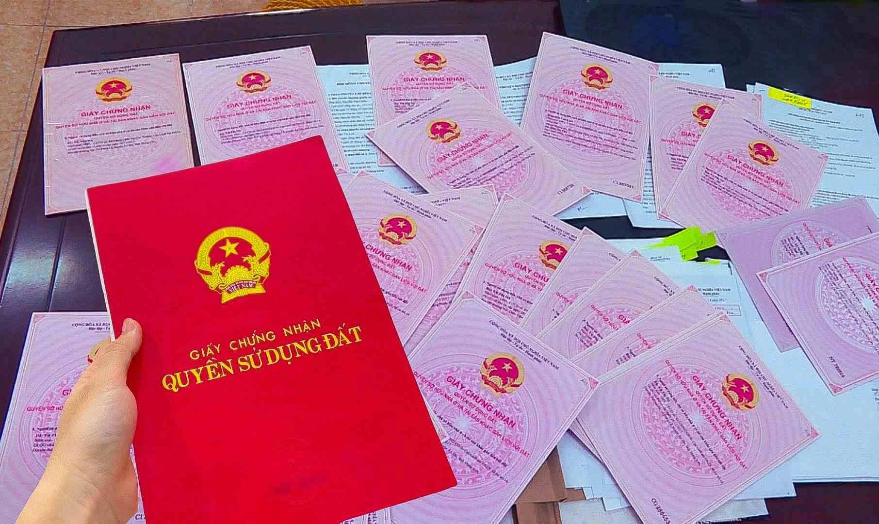 Giám đốc Sở Nông nghiệp và Môi trường lí giải nguyên nhân người dân làm sổ đỏ bị trả lại nhiều lần, nhưng “cò” dịch vụ làm nhanh hơn - Ảnh 1. Giám đốc Sở Nông nghiệp và Môi trường lí giải nguyên nhân người dân làm sổ đỏ bị trả lại nhiều lần, nhưng “cò” dịch vụ làm nhanh hơn - Ảnh 1.