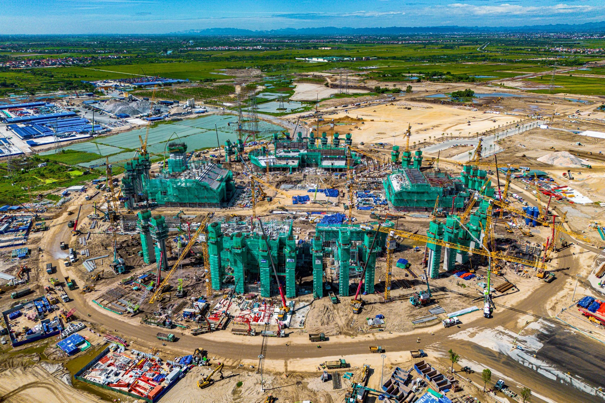 Vingroup đang làm đại lộ rộng gần gấp 3 lần đường băng sân bay Tân Sơn Nhất, chạy xuyên siêu dự án 925.000 tỷ đồng, kết nối trực tiếp tới sân vận động 135.00 chỗ lớn nhất thế giới - Ảnh 1. Vingroup đang làm đại lộ rộng gần gấp 3 lần đường băng sân bay Tân Sơn Nhất, chạy xuyên siêu dự án 925.000 tỷ đồng, kết nối trực tiếp tới sân vận động 135.00 chỗ lớn nhất thế giới - Ảnh 1.